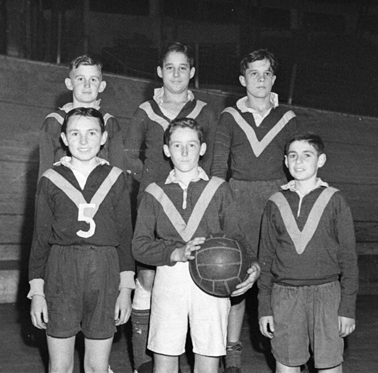 Boys in Sydney High rugby jerseys at the State Basketball Championships at the Sports Arena in Riley Street, Surry Hills, in October 1940. A photograph by Sam Hood. [Mitchell Library, State Library of NSW.]